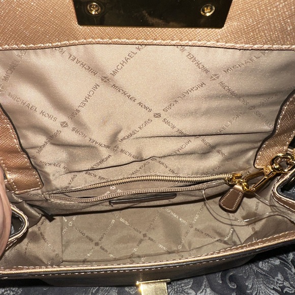 Michael kors cross body mini bag. Nude color with decorative bow. - Picture 5 of 5